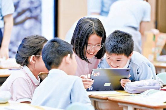 中关村三小的同学们运用AI辅助学习。