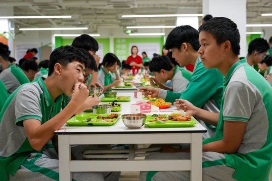 9月1日，北京市第二十中学附属实验学校学生们在食堂用餐。新华社记者 谢晗 摄