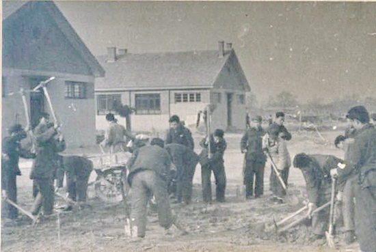 学生在南北平房东侧进行劳动