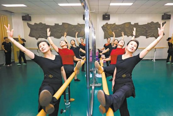 舞蹈班的学员正在练功。摄影 王悦