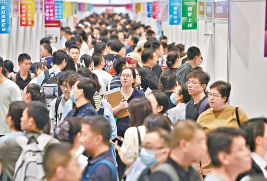 昨天，招聘会在北京国家会议中心举行。本报记者 白继开摄