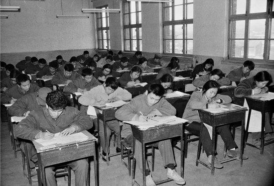 1977年,部分考生在北京市一九〇中学考场参加高考。司马小萌摄