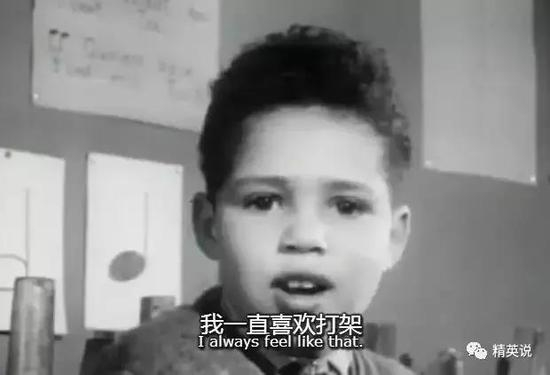　西蒙是片中唯一的少数族裔，父亲是黑人，母亲是白人从小在孤儿院长大