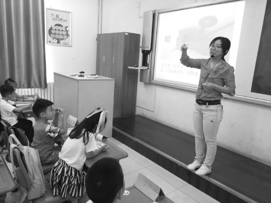 9月5日,济南市景山小学一年级课堂上,李伶君老师教孩子规范握笔。本报记者　徐洁　摄