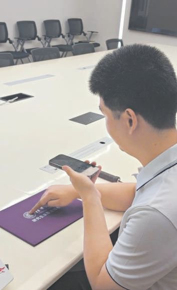 梁江波使用人工智能软件识读录取通知书信息。