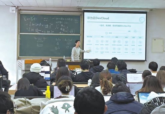 北京工业大学教师用PPT搭配板书授课。 北京工业大学供图