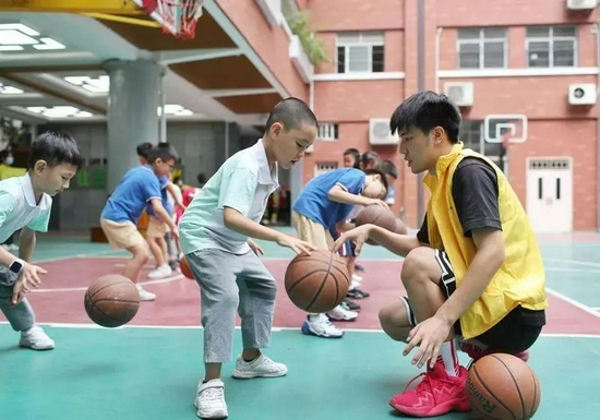 小北路小学天香校区的篮球课程。图/广州市教育局官方微信公众号