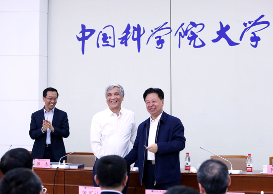 丁仲礼将校长办公室钥匙交到李树深手中