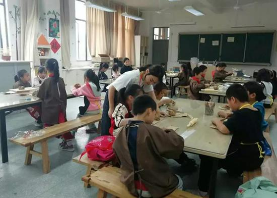青浦区重固小学的同学们放学后学陶艺。