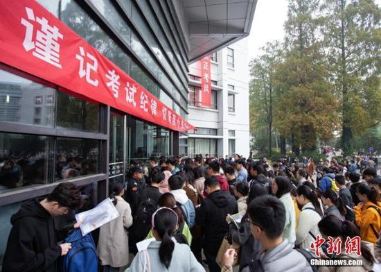 　　资料图：2019年11月24日，2020年度国考举行，图为考生在南京林业大学考点进场参加考试。 中新社发 苏阳 摄图片来源：CNSphoto