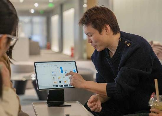 陆丞佳演示FLIPOS的后台,图片由苹果提供。