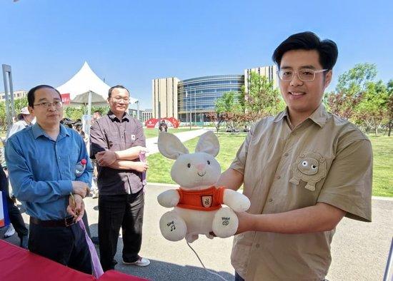北京信息科技大学的智能吉祥物“智能比斯兔”首次亮相。新京报记者 苏季 摄