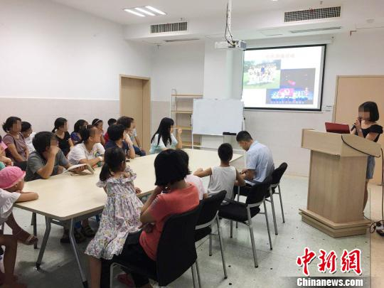 小禾分享其与抑郁抗争经历 杨醉文/摄