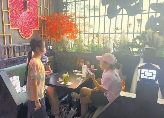 周末，朝阳区青年路某鬼屋门店吸引了不少低龄玩家。