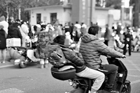 50多辆接娃电动车“一盔难寻”