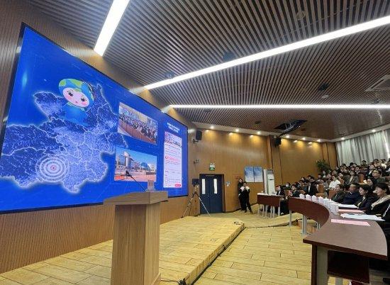 教育新地图形象代言人“图帛诗”在发现会现场亮相