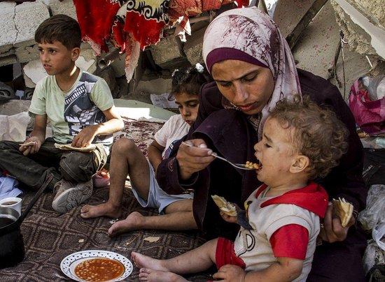 当地时间2024年6月5日，加沙地带杰巴利耶难民营，巴以冲突持续，巴勒斯坦人al-Balawi一家的房子被摧毁，他们在艰难的条件下在废墟中吃着食物，试图继续他们的生活。