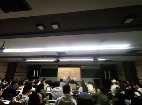 袁莹在教室上课。