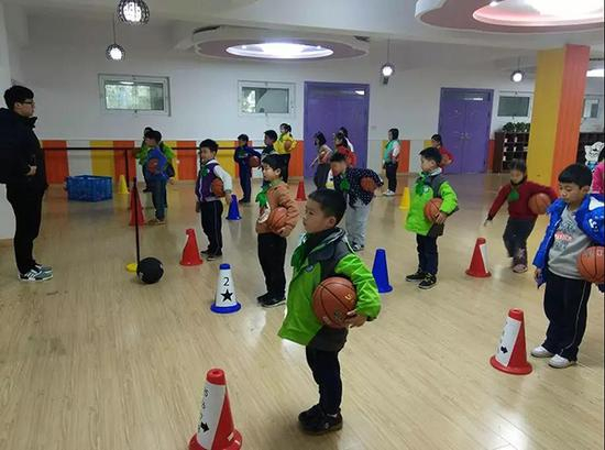 浦东新区临港第一小学放学后，同学们玩起了球类活动。