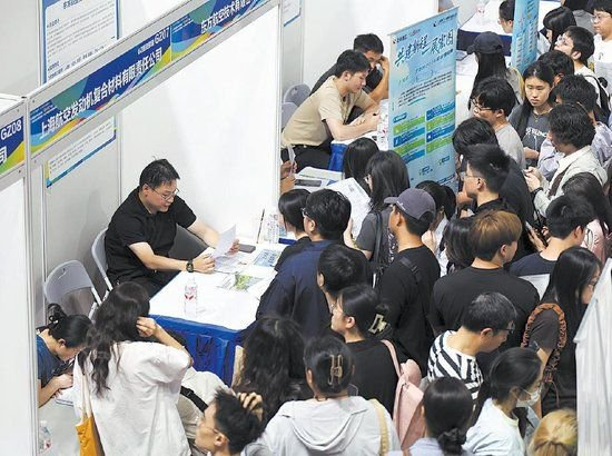 6月11日，2026届高校毕业生就业“百日冲刺”行动暨“千校万企供需对接会”长三角专场招聘活动在上海第二工业大学举行。　新华社记者　刘颖　摄