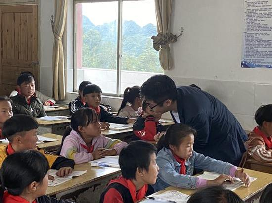 高途课堂主讲老师走入贵州赫章，为兴发乡民族光彩小学学生讲课