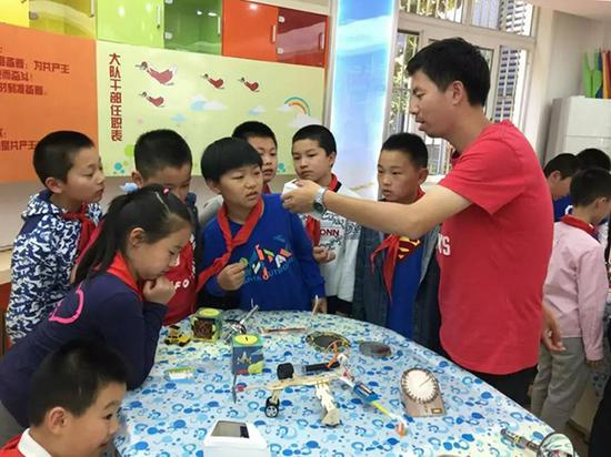 上海市宝山区行知小学放学后，同学们在科技社团活动。