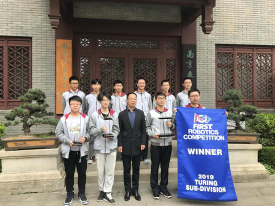一中校长尤小平（前排中）与参赛队员合影