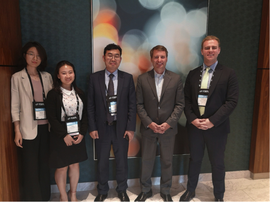 　　USNGE董事总经理 Michael Huckaby（右二） USNGE中华区品牌经理 BenJamin Nicholson（右一） 金吉列留学董事、常务副总裁 郑应文（中间） 金吉列留学美国高端规划与文案中心总监 齐亚静（左一） 金吉列留学北美院校产品总监 黄芳（左二）