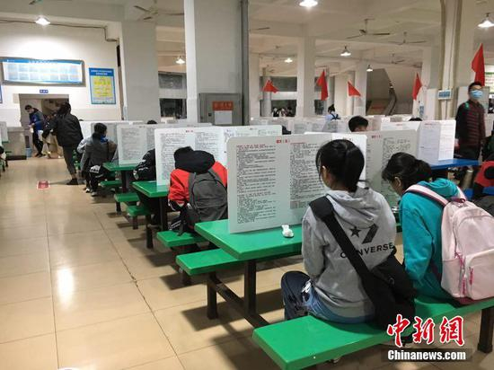中学食堂放高考“知识挡板”