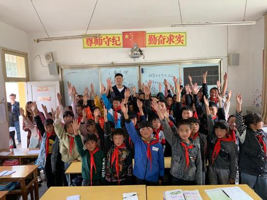 高途课堂老师与兴发乡民族光彩小学学生合影