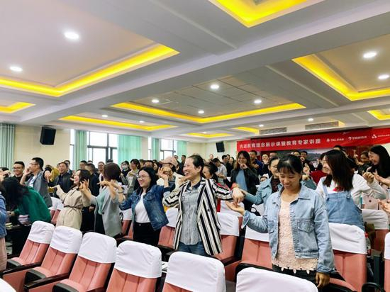在彭水县的专题讲座中，专家现场引导互动