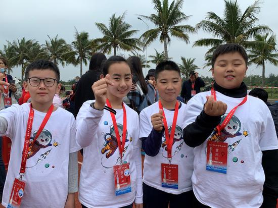 孩子们齐聚海南文昌，现场观看长征八号火箭发射