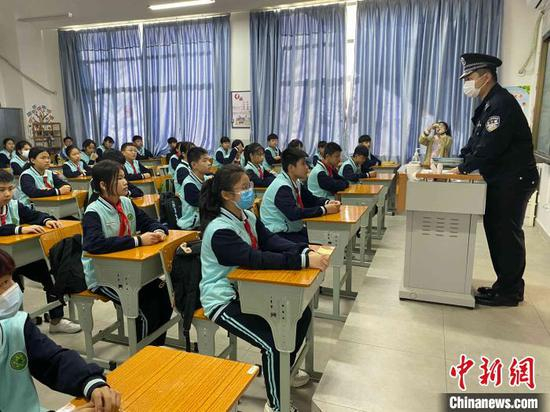 　　海口新埠海岸派出所民警为小朋友们授课。海南海岸警察供图海口新埠海岸派出所民警为小朋友们授课。海南海岸警察供图