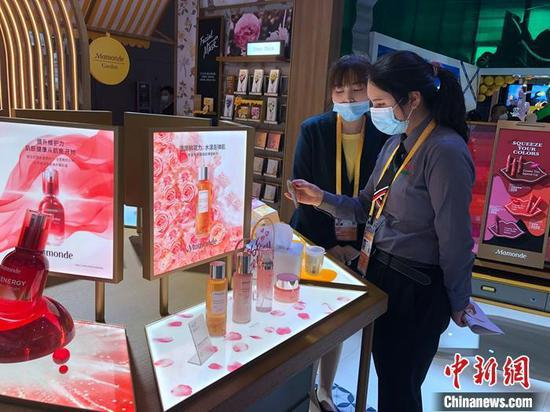 资料图：参展观众在一韩国化妆品牌展台了解产品。 刘旭 摄