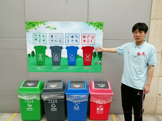 盖乐积极参加垃圾分类等志愿活动。受访者供图
