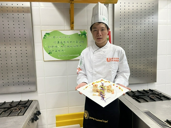 盖乐展示自己制作的菜品。受访者供图