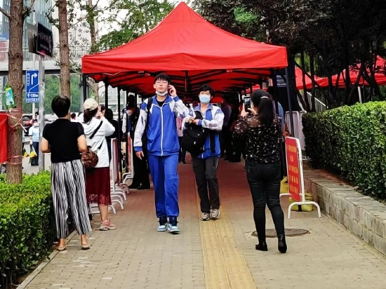 6月9日下午，北京高考化学考试结束后，考生走出北大附中考点。澎湃新闻记者 程婷 图