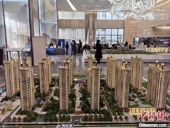 资料图:某商品房销售中心展示的楼房沙盘。 韩章云 摄