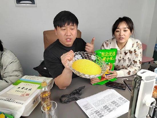 卢小开在直播中。受访者供图