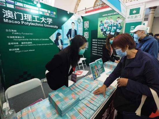 第二十八届中国国际教育巡回展上,观众在参观、咨询。图/IC photo
