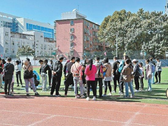 10月14日上午,中国气象局体育文化广场,模拟体测现场挤满学生与家长。