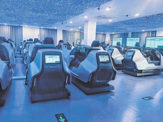 在很多驾校,学员需要先在VR设备上学习
