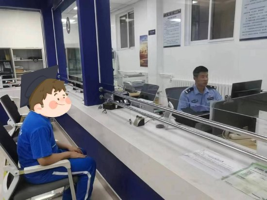 中考前一晚，民警加班为考生办理临时身份证。