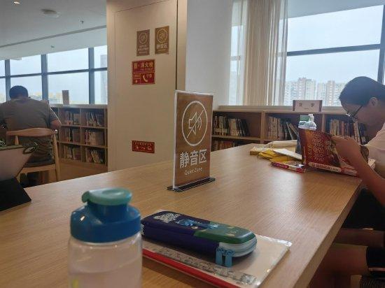 静音区自习的市民