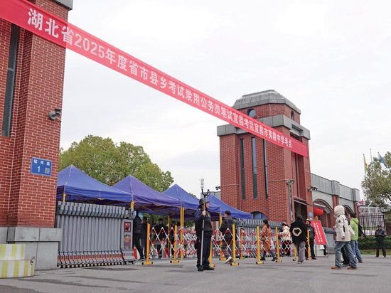 　　2025年3月15日，湖北宜昌，湖北省2025年度省市县乡考试录用公务员笔试宜昌考区，考生走进考场。　图/IC photo