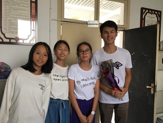 郑荣权和学生在一起&nbsp;本文图片均为本人提供