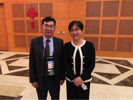 金吉列留学董事、常务副总裁郑应文（左）和公使衔教育参赞杨新育（右）