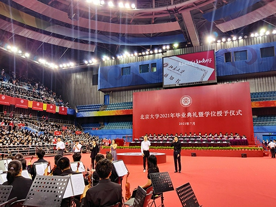 毕业典礼开始前暖场活动。澎湃新闻记者程婷图