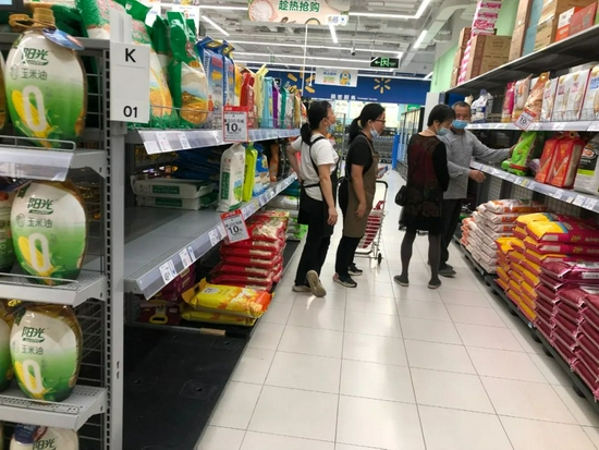 深圳一大型超市粮油区