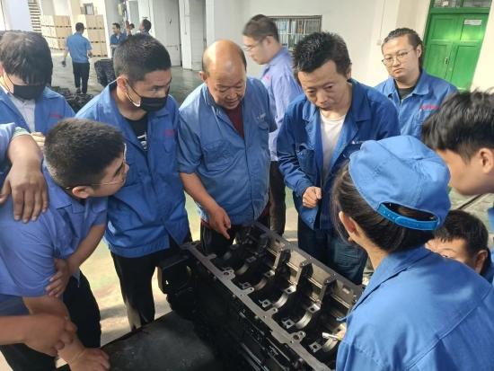 何卿实习所在的发动机研发公司,同事们正在讨论业务。受访者供图
